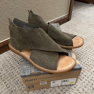 Born sandals